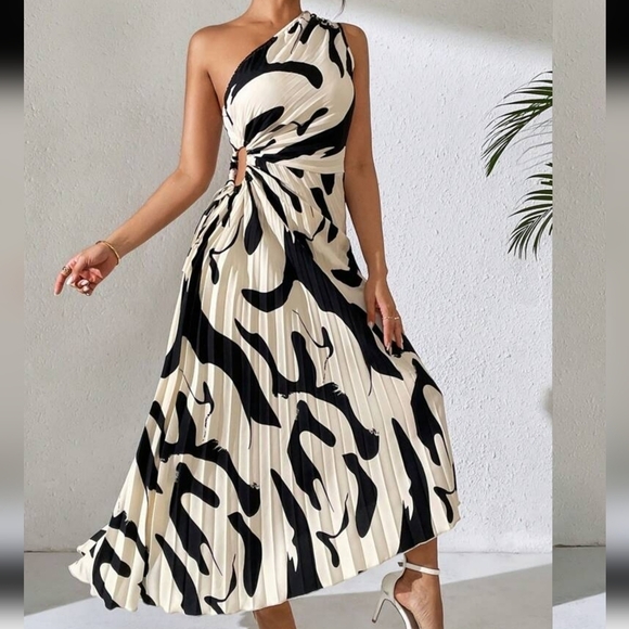 Elegant Black and Cream One-Shoulder Maxi Dress - Picture 4 of 5